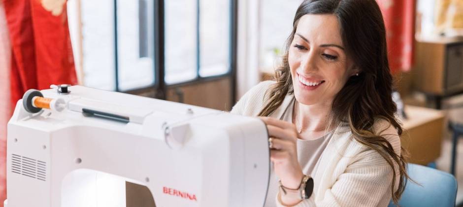 Bernina B735 PRO achterzijde met lachende dame