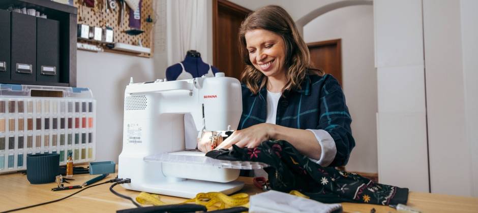 Bernina B335 Gen.2 met dame die naait